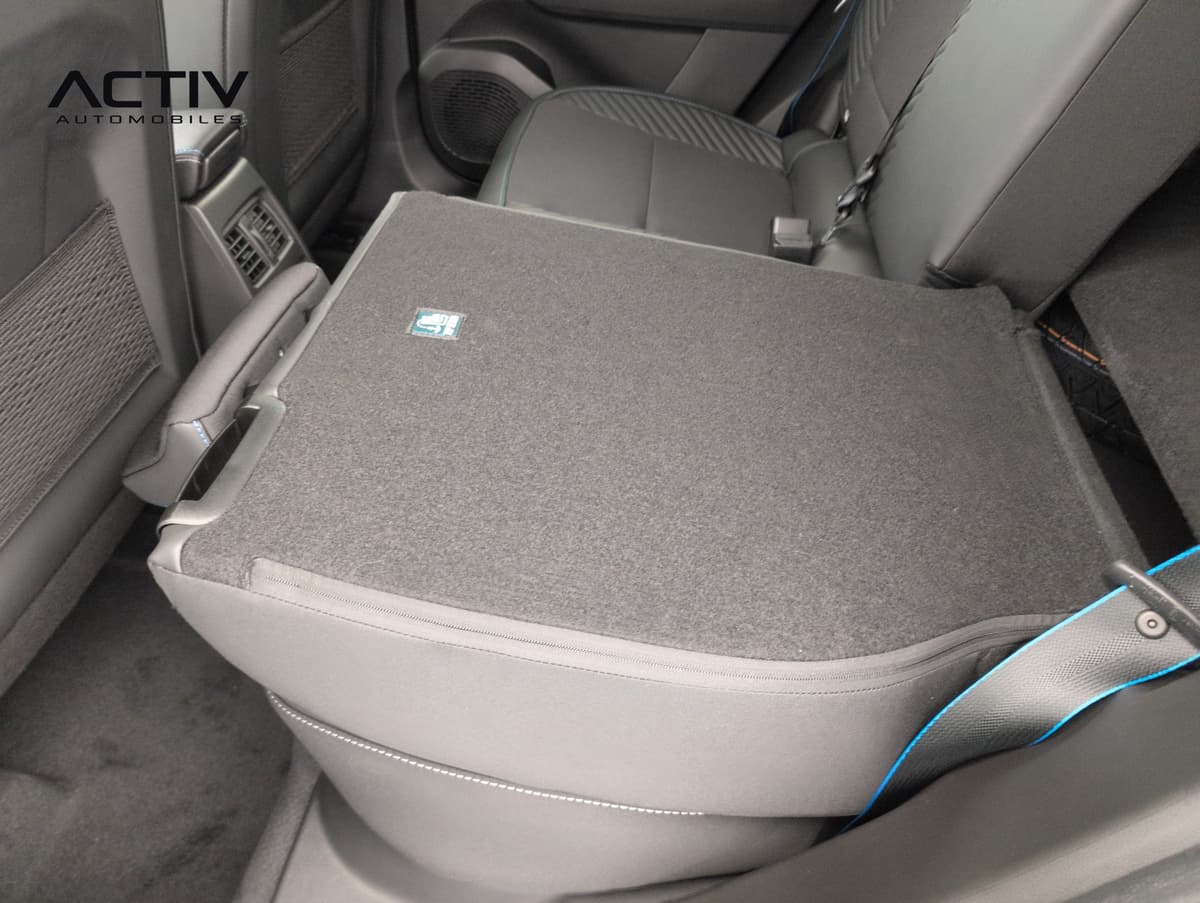 Renault Captur : dossier de banquette arrière rabattu avec revêtement moquette, ceinture bleue