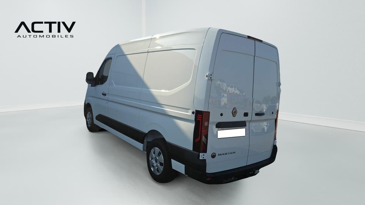 Renault Master Fourgon : fourgon vu de l'arrière trois quarts gauche, portes arrière tôlées fermées