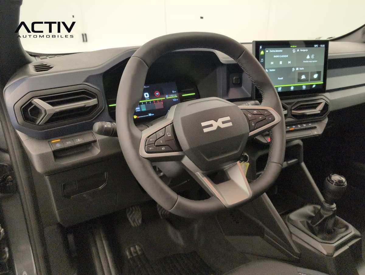 Dacia Duster : poste de conduite avec volant, tableau de bord numérique et écran central