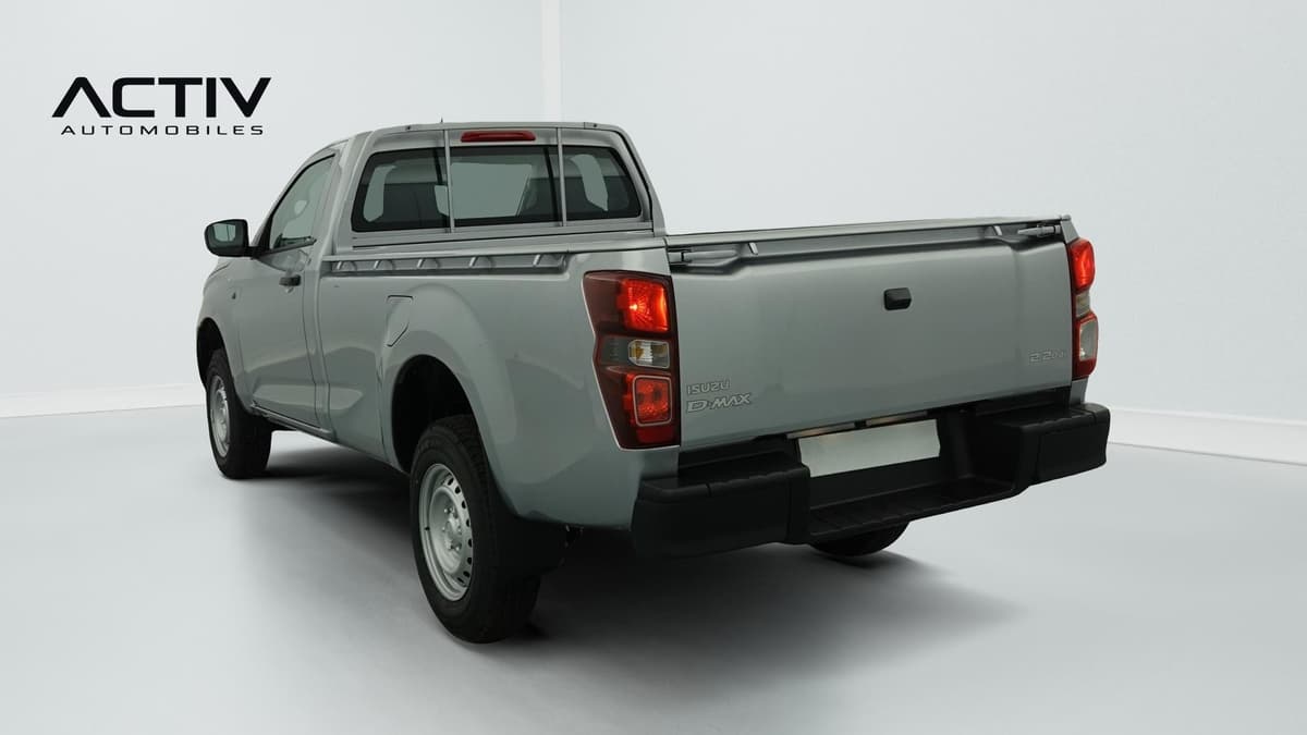Isuzu D-MAX : pick-up gris vu de l'arrière trois quarts gauche, hayon fermé et pare-chocs noir