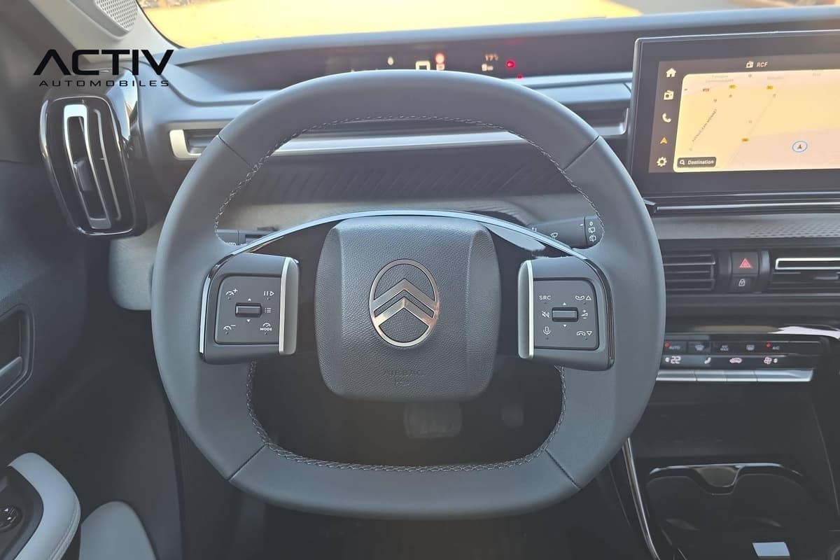 Citroën C3 Aircross : volant gainé avec commandes au pouce, écran tactile et climatisation en arrière-plan