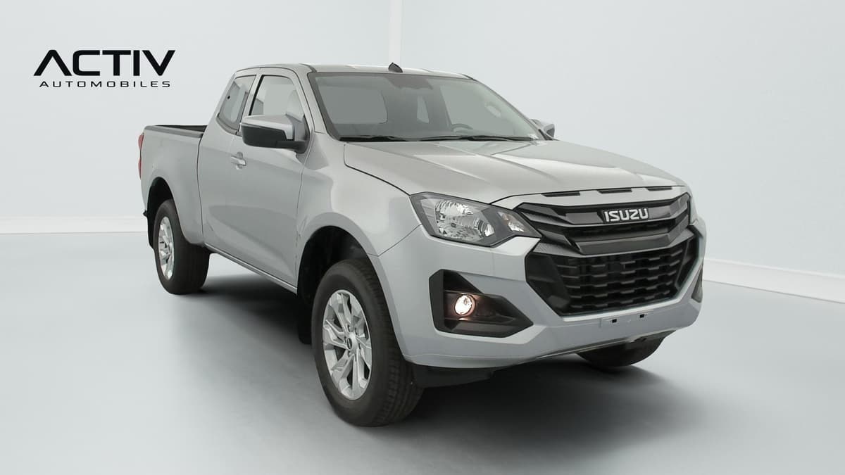 Isuzu D-MAX : pick-up gris métallisé vu de l'avant côté droit, avec antibrouillard et jantes alliage