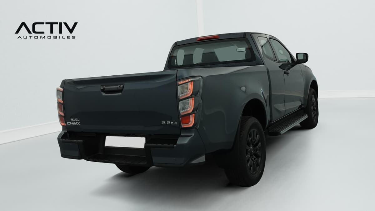 Isuzu D-MAX : arrière trois quarts droit avec hayon, feux arrière et marchepied latéral