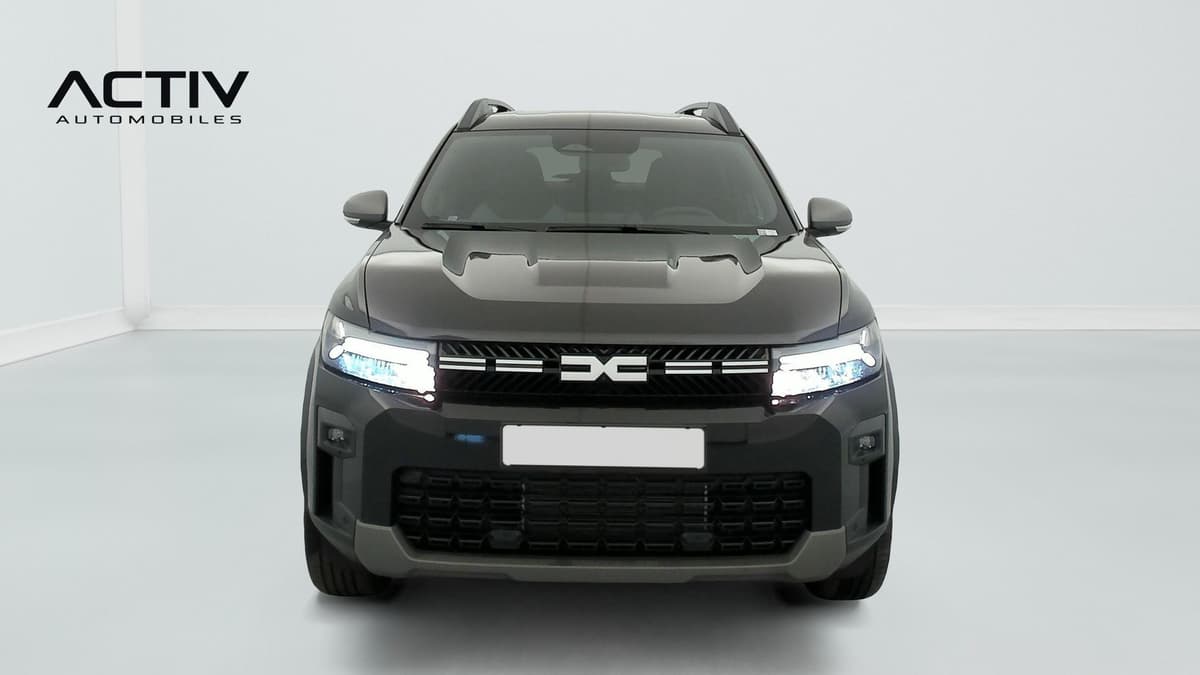 Dacia Bigster Hybrid : face avant avec signature lumineuse à LED et barres de toit
