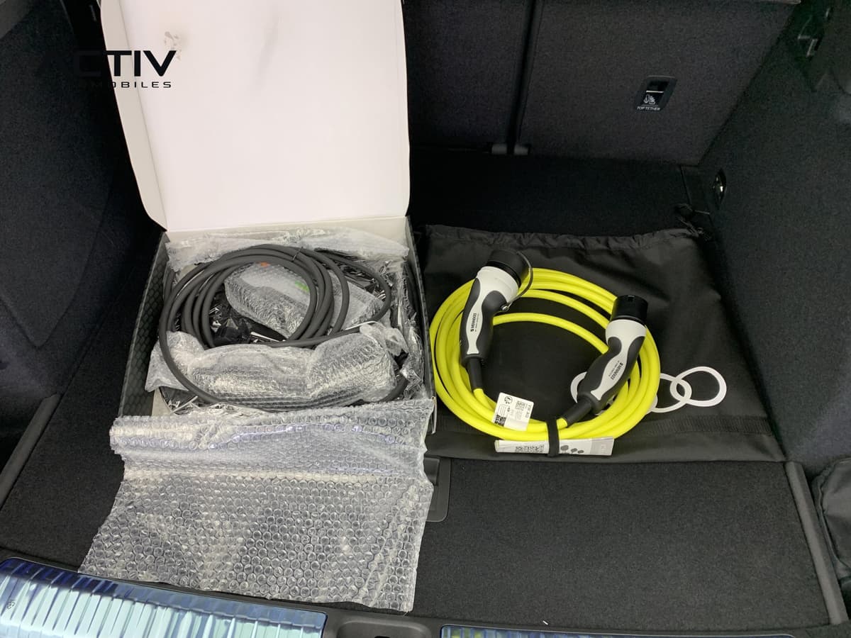 Audi Q3 Sportback Hybride : coffre avec câble de recharge jaune et boîte d'accessoires de charge