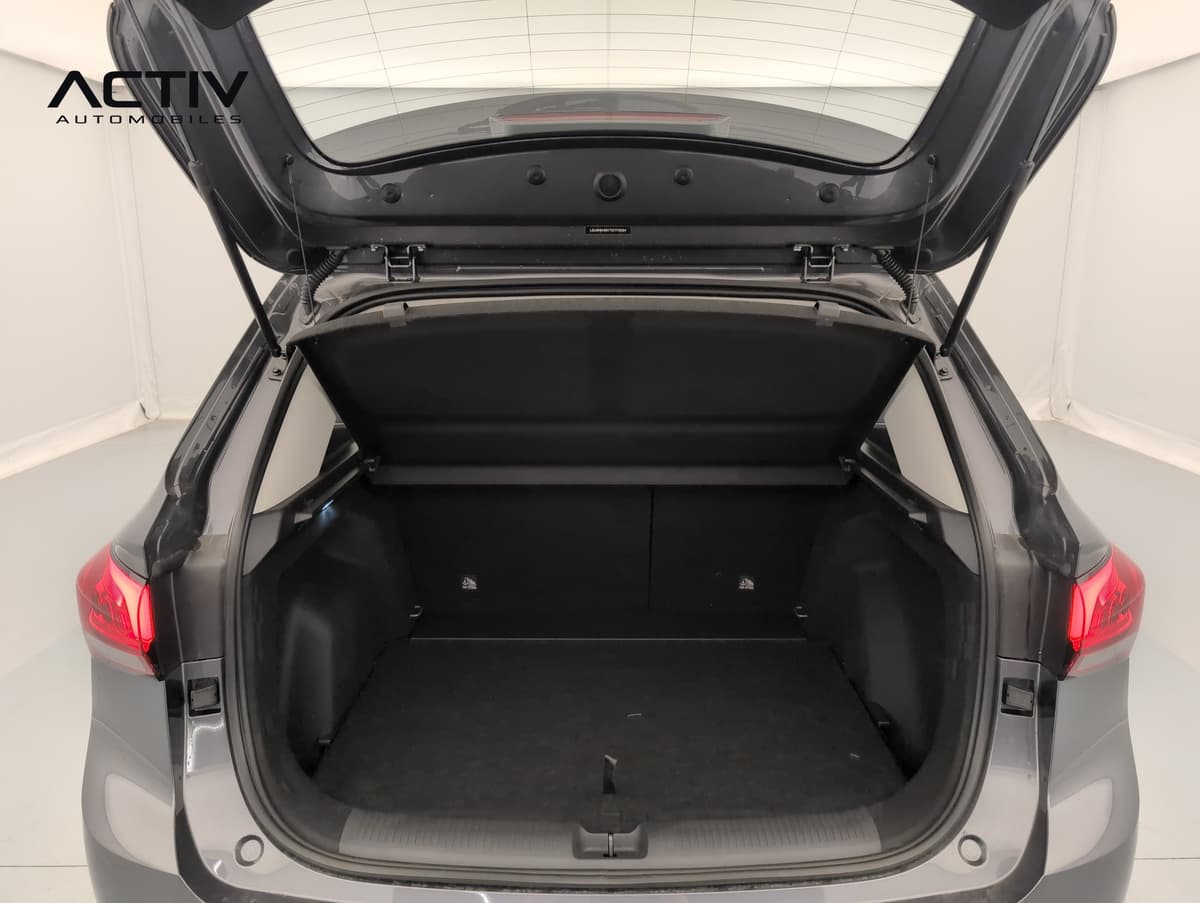 Mg ZS : coffre ouvert avec plancher plat et cache-bagages