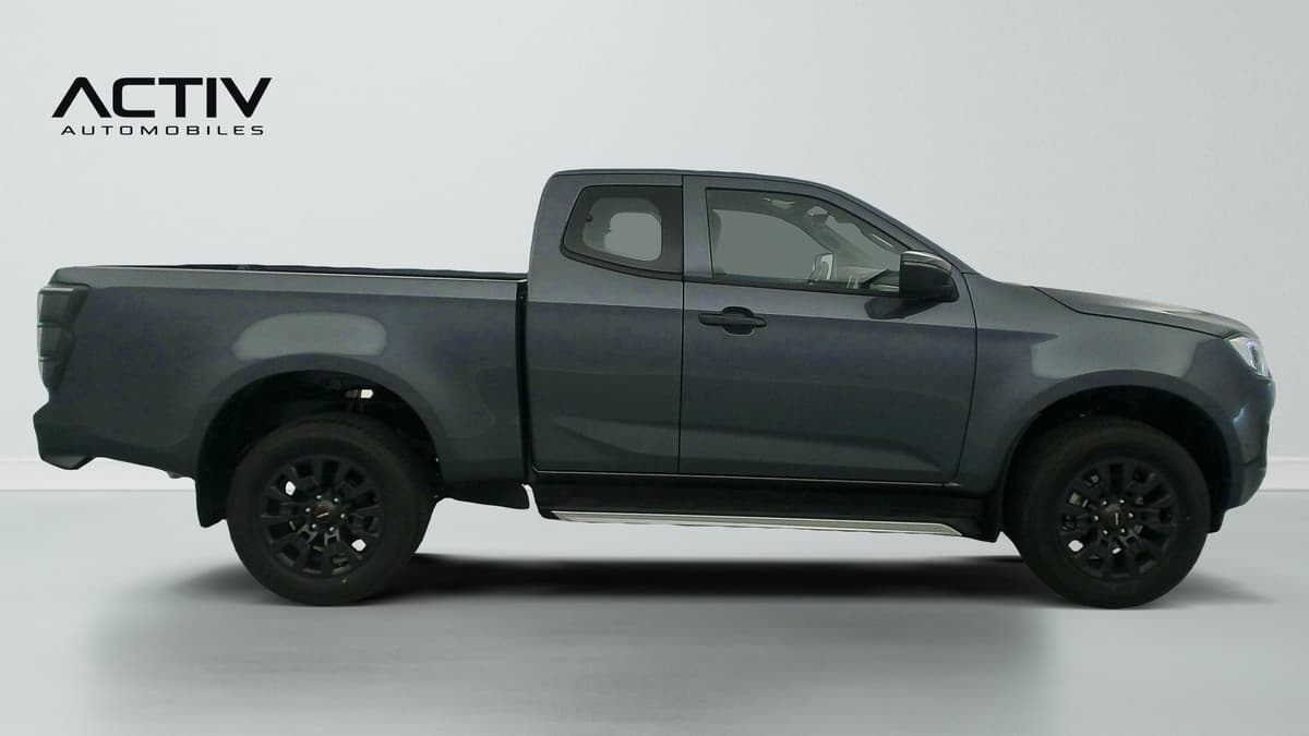 Isuzu D-MAX : profil droit du pick-up gris foncé avec jantes noires et marchepied latéral