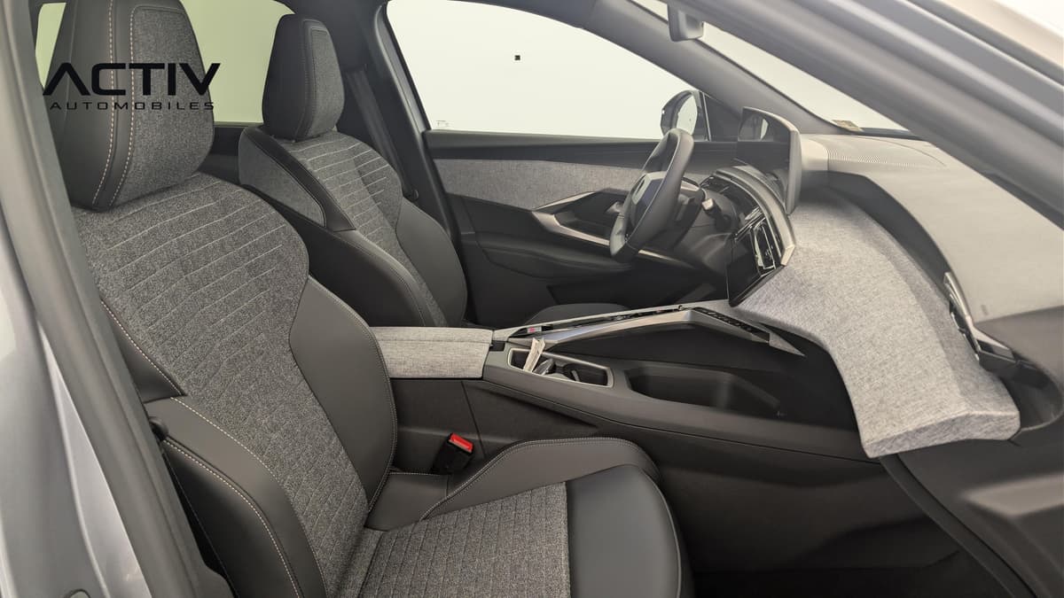 Peugeot 5008 : siège passager avant en tissu chiné gris et simili noir, vu de la portière