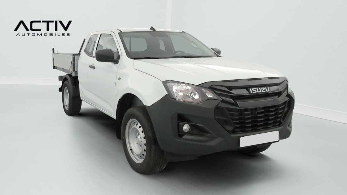 Isuzu D-MAX : pick-up blanc vu de l'avant côté droit avec benne plateau et pare-chocs noir