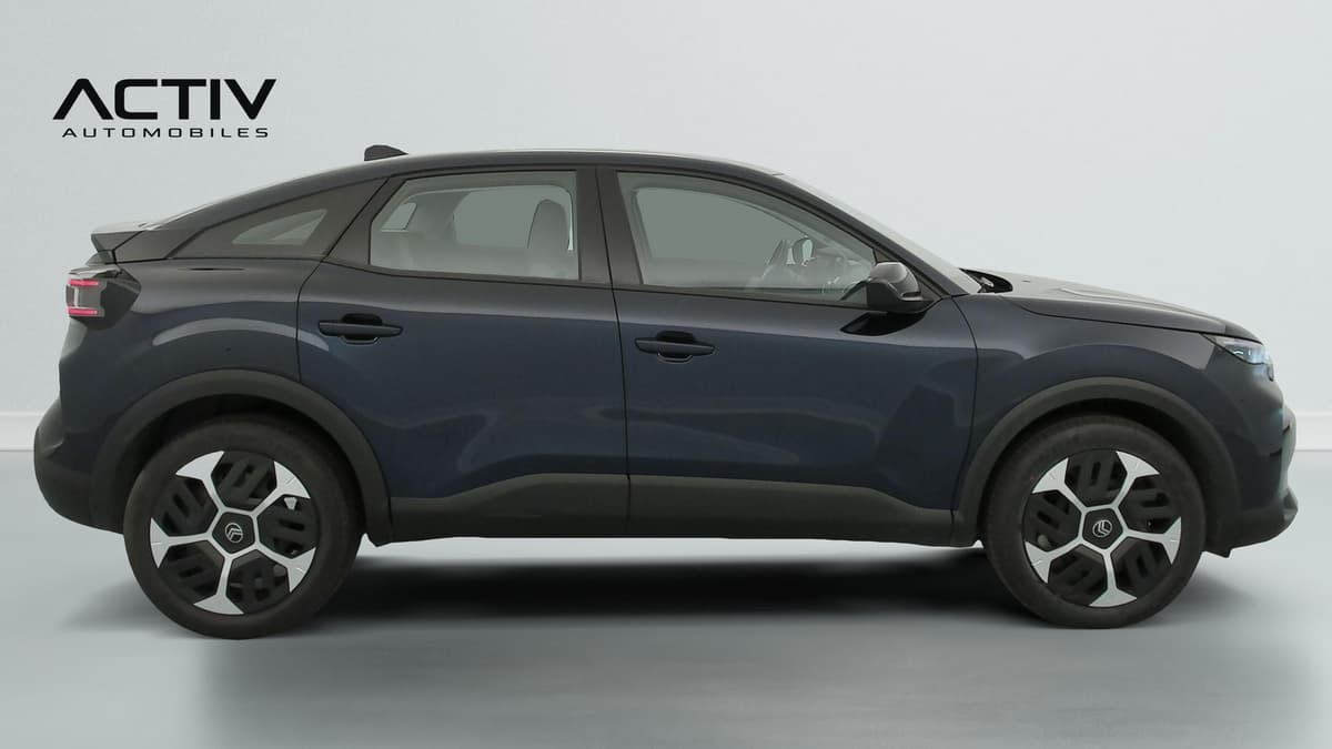 Citroën C4 : profil droit de la berline bleu foncé avec enjoliveurs bicolores