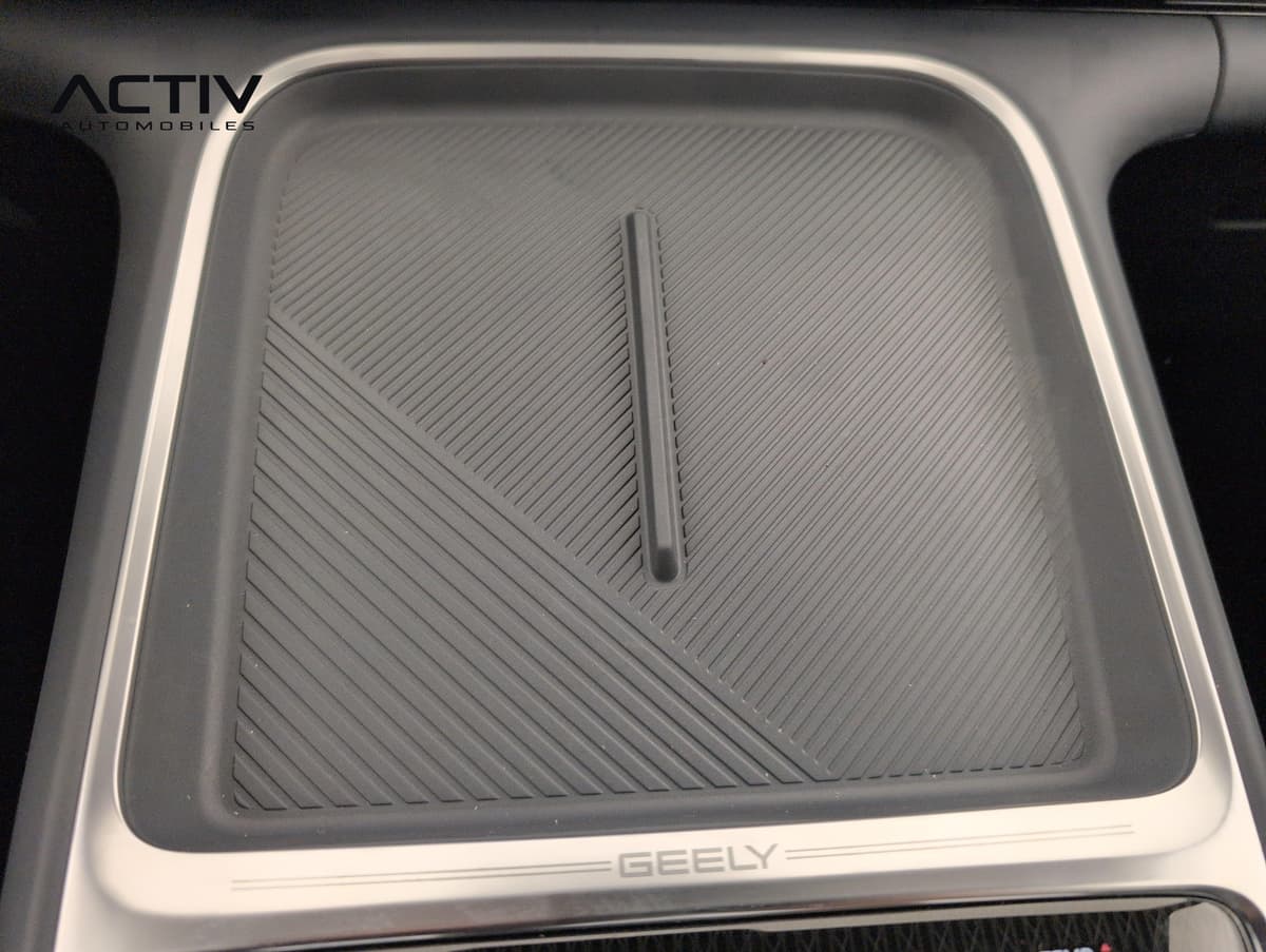 Geely Starray : bac de rangement strié en caoutchouc sur la console centrale, avec cadre chromé