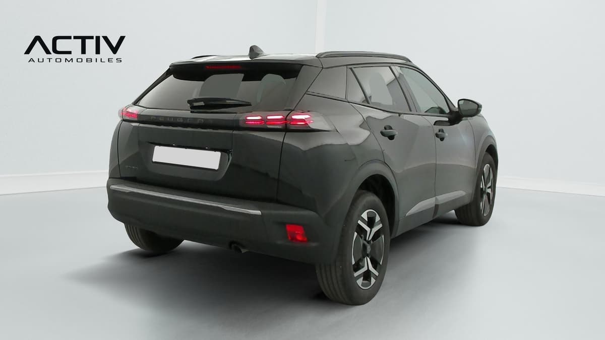 Peugeot 2008 : vue arrière trois quarts droit avec feux à LED, jantes alliage et barres de toit