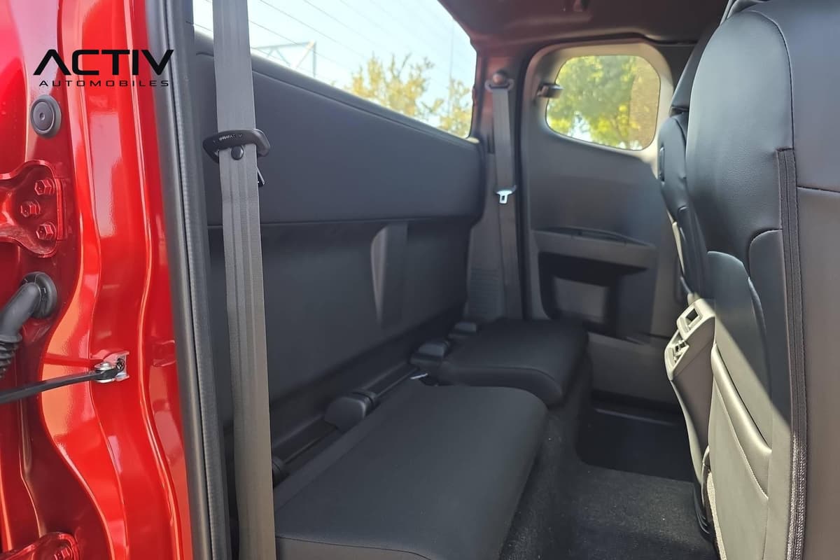 Isuzu D-MAX : banquette arrière noire d'une cabine allongée, vue par la portière ouverte