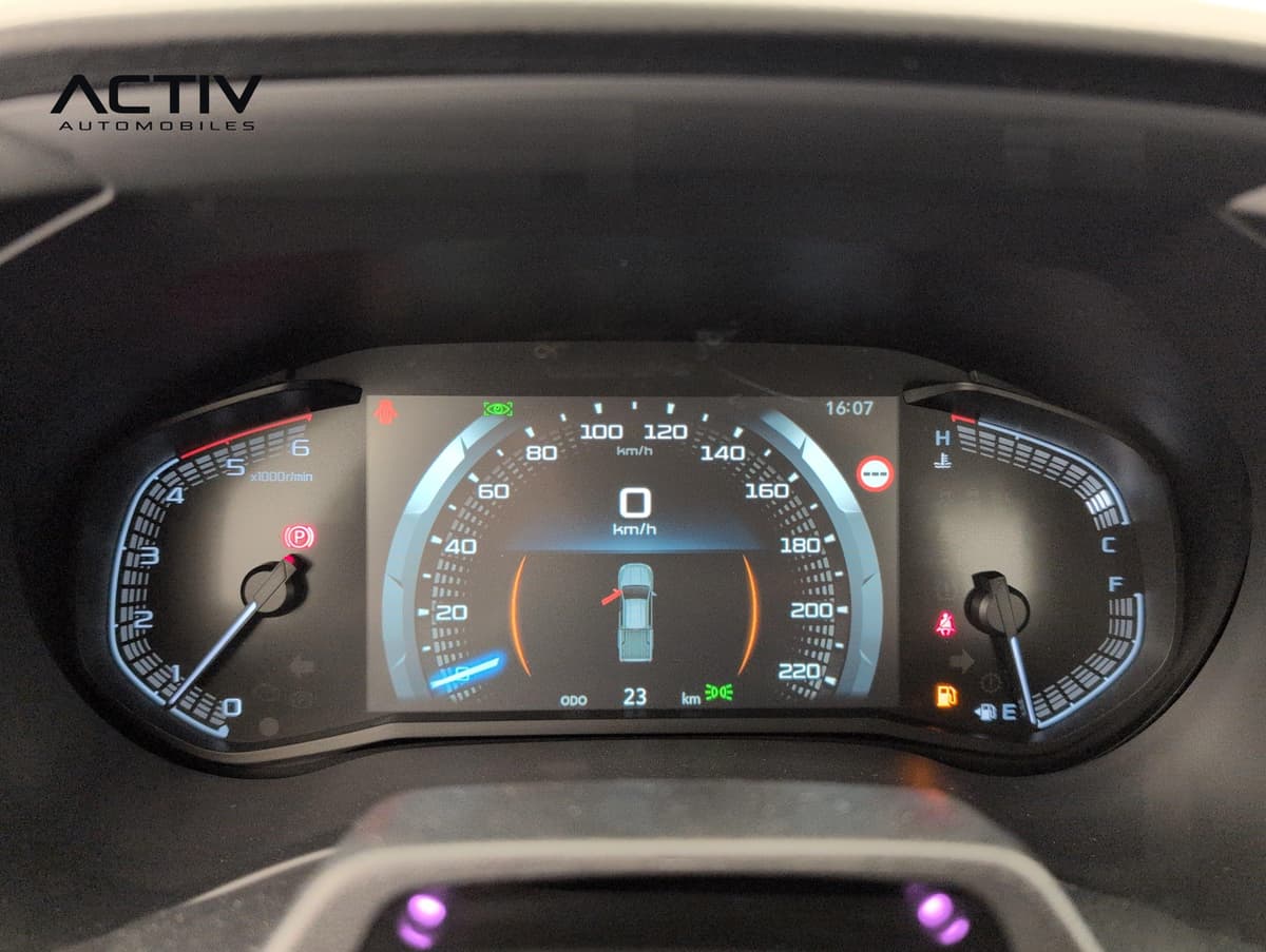 Isuzu D-MAX : combiné d'instruments avec compteur central et écran de bord