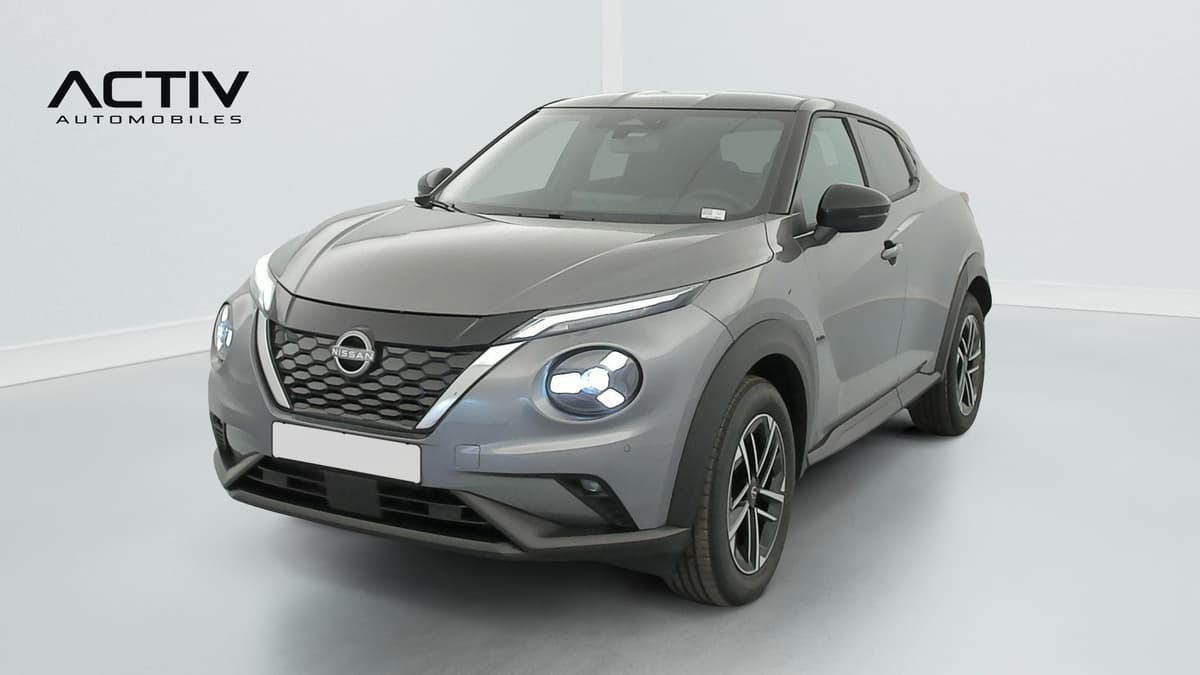 Nissan Juke : vue avant trois quarts gauche, carrosserie grise et toit noir, jantes alliage