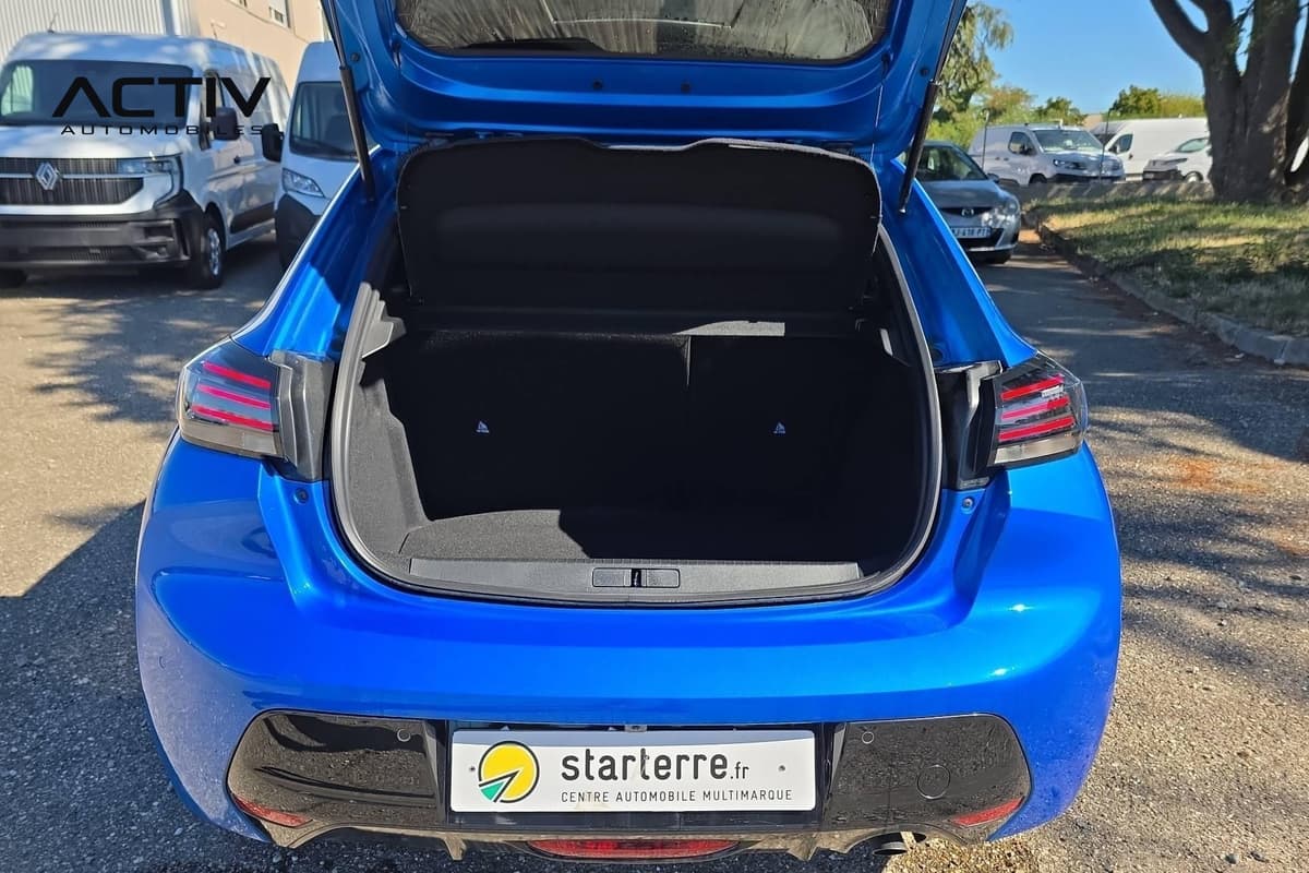 Peugeot 208 : coffre ouvert avec tapis noir et cache-bagages en place