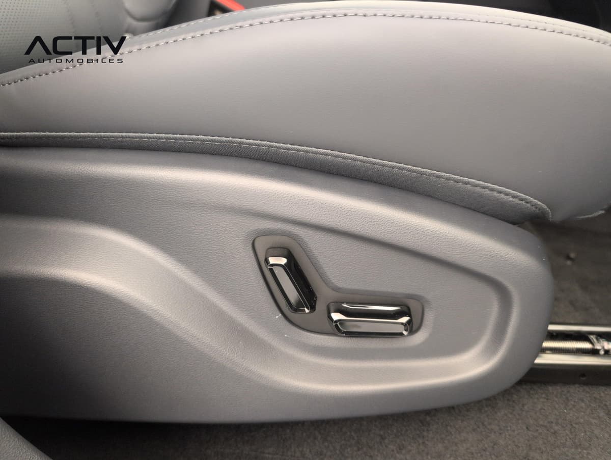 Geely Starray : commandes électriques de réglage sur le flanc d'un siège avant gris
