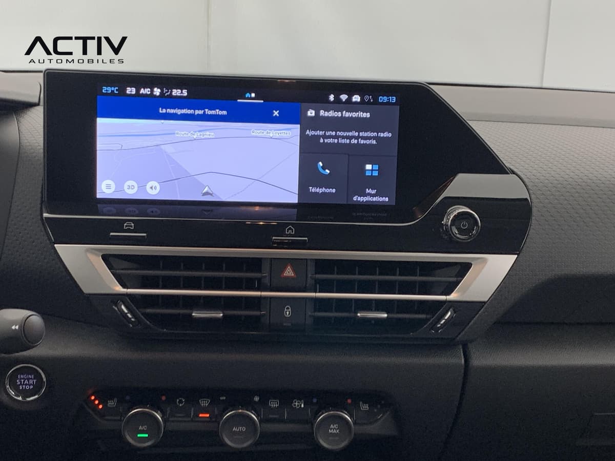 Citroën C4 : écran central tactile avec navigation, aérateurs et commandes de climatisation