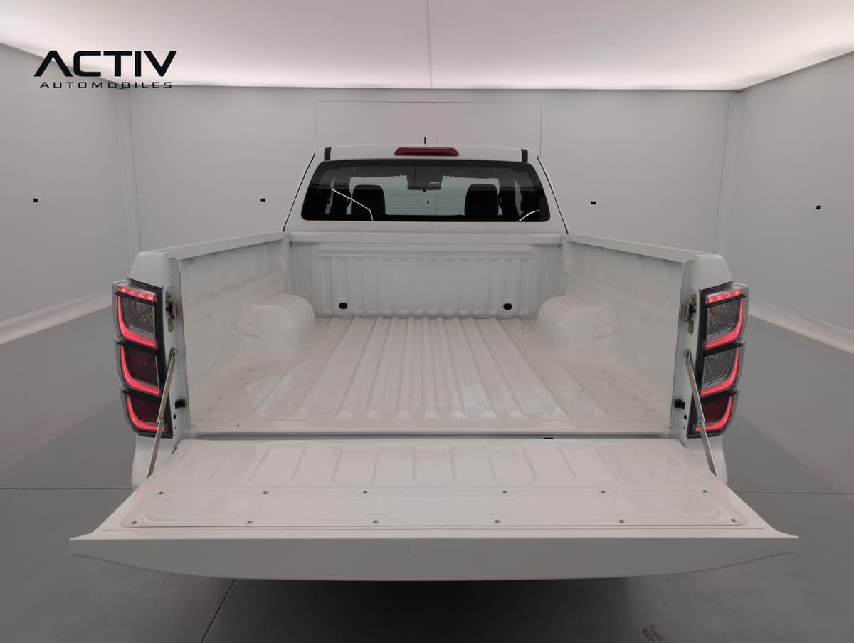 Isuzu D-MAX : plateau de benne vu de l'arrière avec hayon abaissé