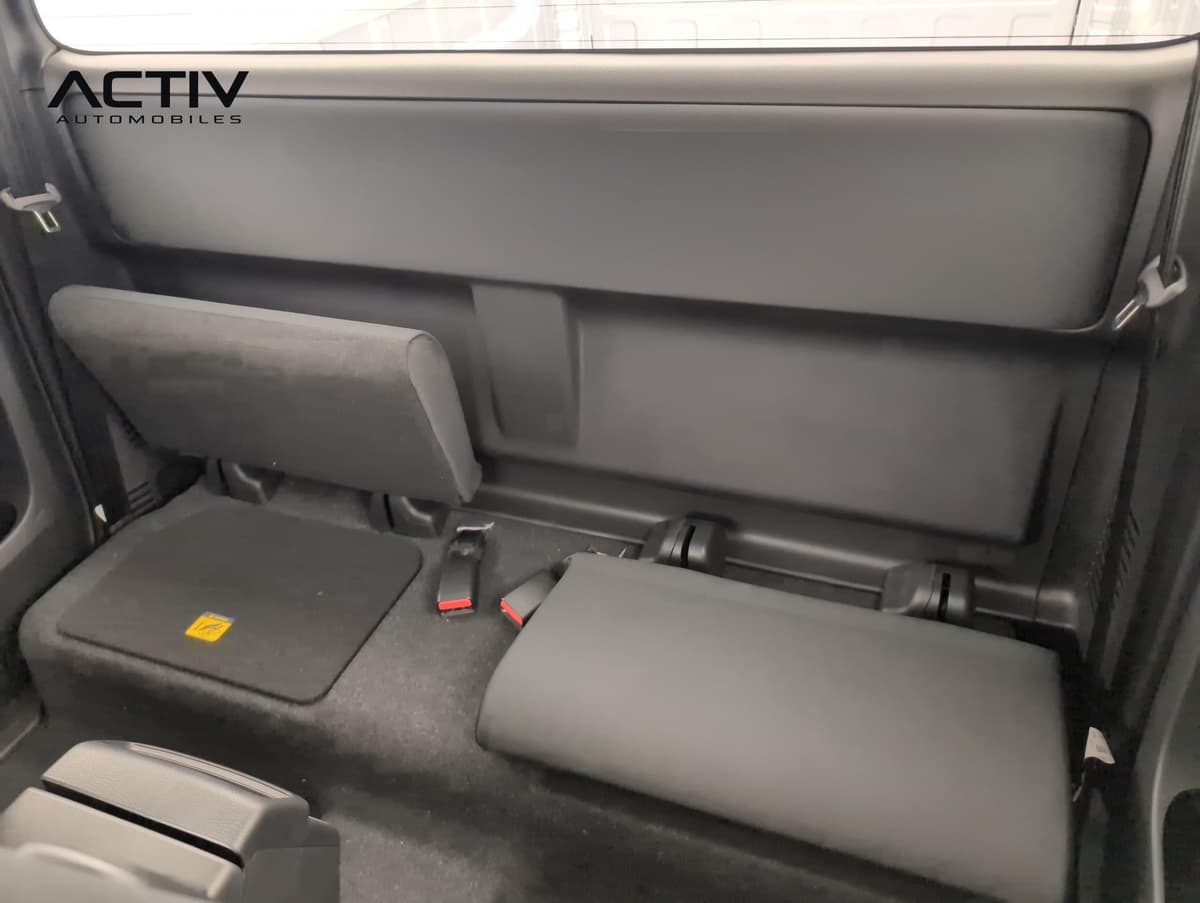 Isuzu D-MAX : sièges arrière rabattables en tissu gris foncé de l'espace derrière les sièges avant