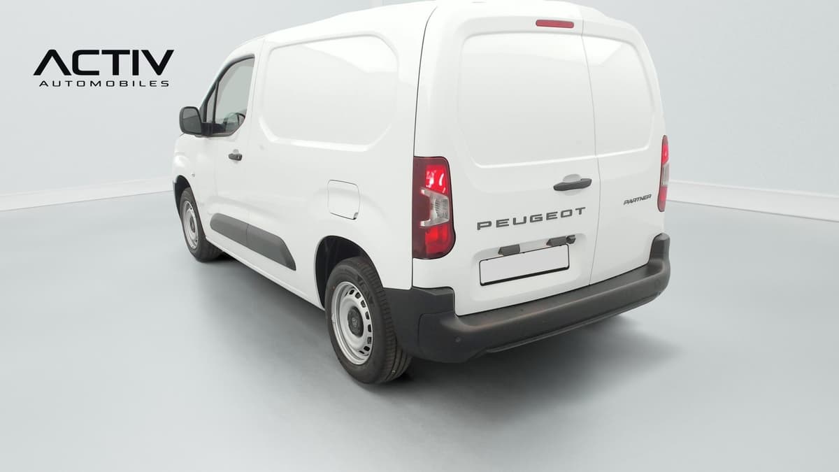 Peugeot Partner Fourgon : utilitaire blanc vu de l'arrière gauche avec portes battantes tôlées