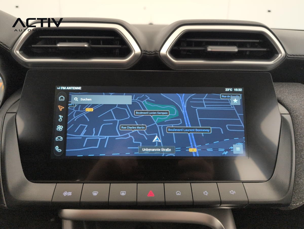 Mg ZS : écran tactile affichant la navigation, entre deux aérateurs et au-dessus des boutons