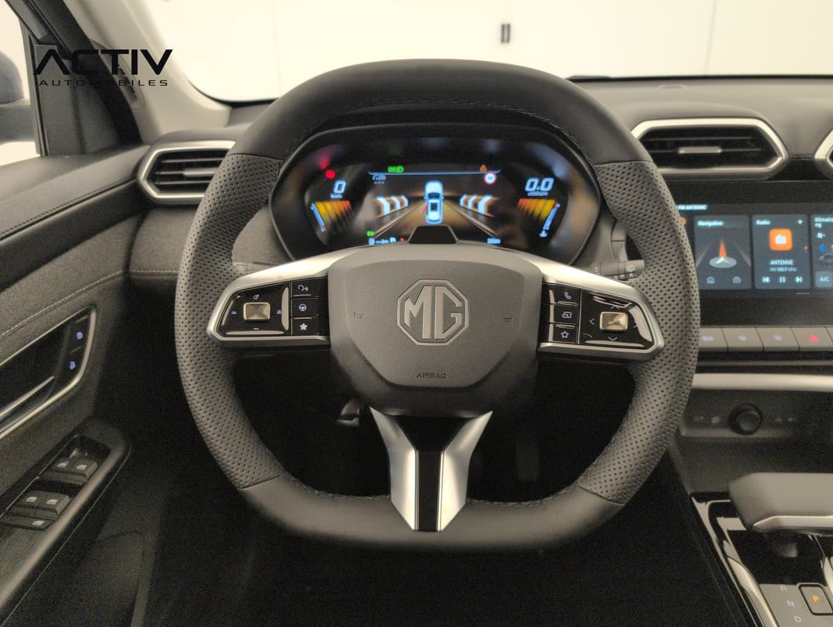 Mg ZS : volant multifonction perforé devant le combiné numérique