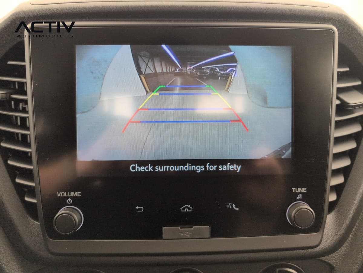 Isuzu D-MAX : image de la caméra de recul avec lignes de guidage sur l'écran tactile