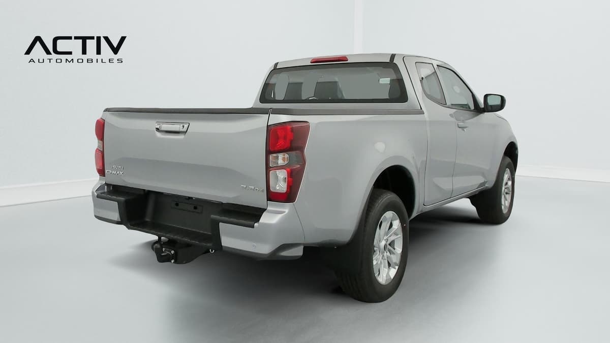 Isuzu D-MAX : arrière trois quarts droit du pick-up avec hayon fermé et jantes alliage