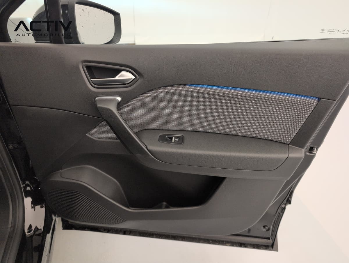 Renault Symbioz : panneau de porte en tissu gris avec liseré lumineux bleu et commande de vitre