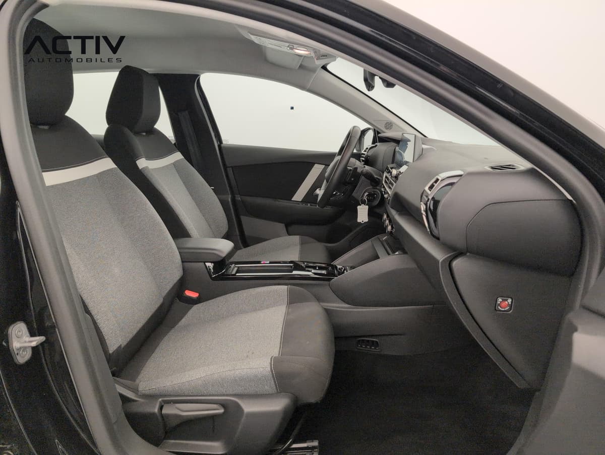 Citroën C4 : sièges avant en tissu gris et noir avec console centrale et accoudoir