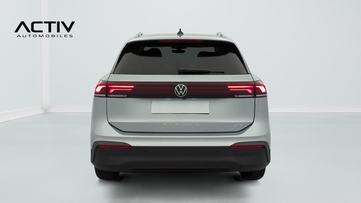 Volkswagen Tiguan : face arrière avec feux à LED reliés par une barre lumineuse