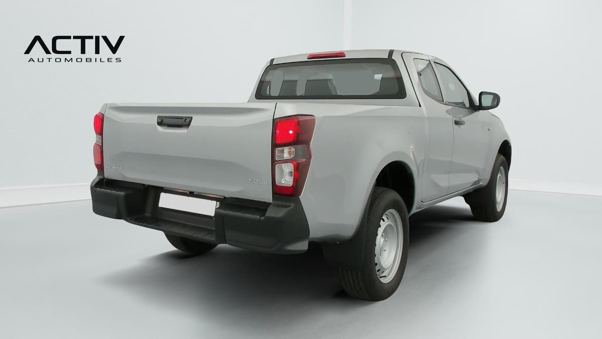 Isuzu D-MAX : pick-up gris vu de l'arrière trois quarts droit avec hayon fermé et pare-chocs noir