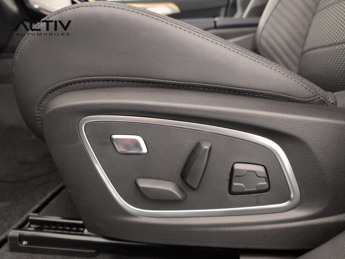 Renault Austral : commandes électriques de réglage sur le flanc d'un siège avant