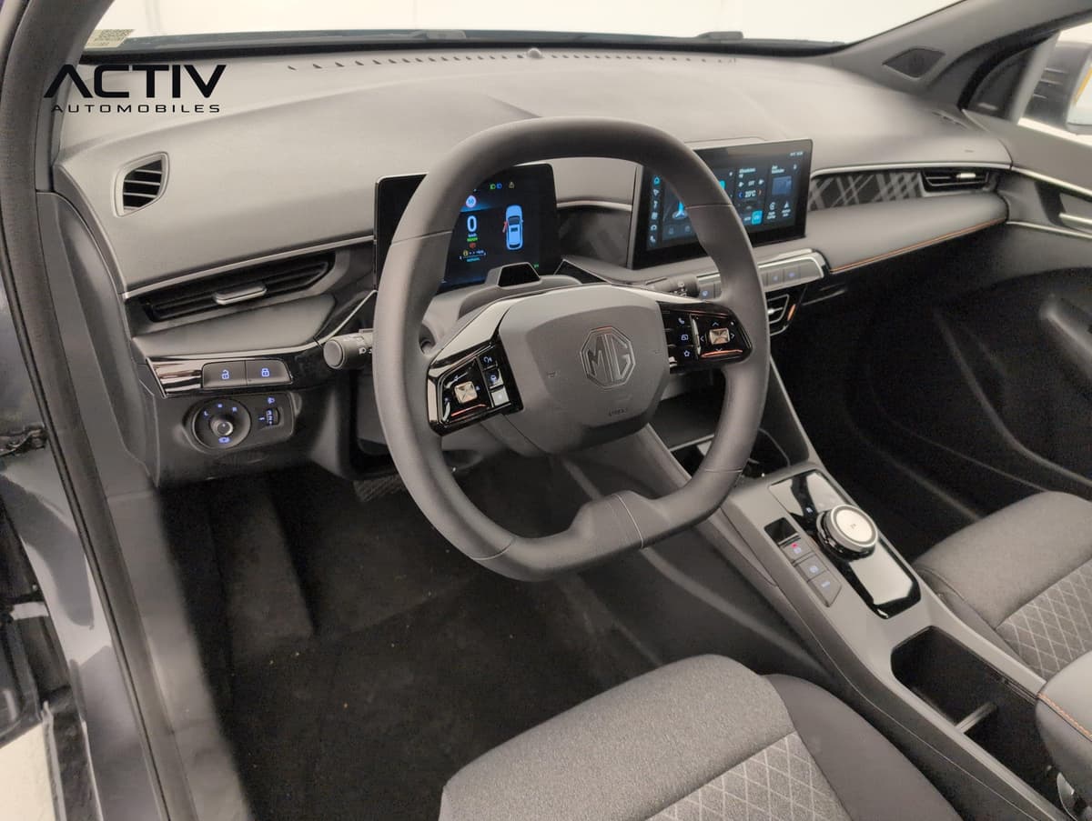 Mg MG3 : poste de conduite avec volant, compteur numérique et écran tactile