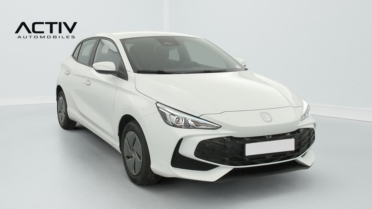 Mg MG3 : vue avant trois quarts droit d'une citadine blanche aux jantes acier avec enjoliveurs