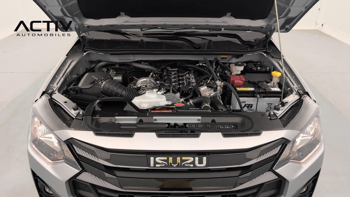 Isuzu D-MAX : compartiment moteur diesel avec capot ouvert, batterie et vase d'expansion