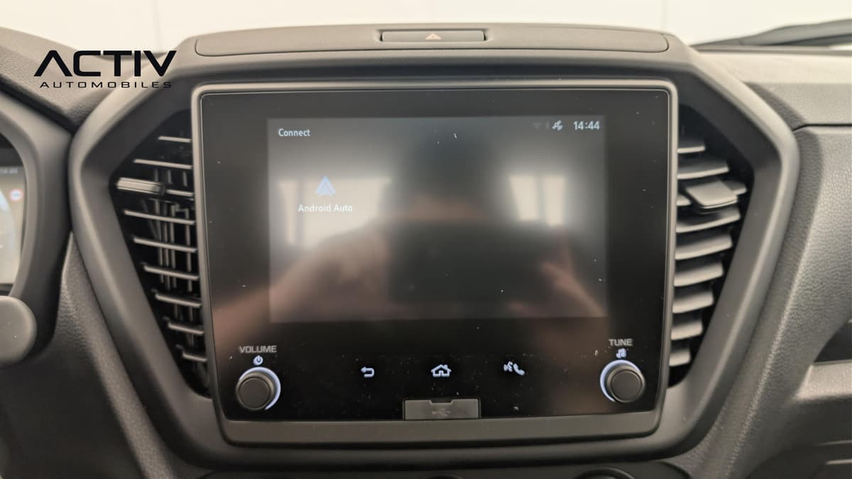 Isuzu D-MAX : écran tactile central avec Android Auto, entouré des aérateurs et de deux molettes