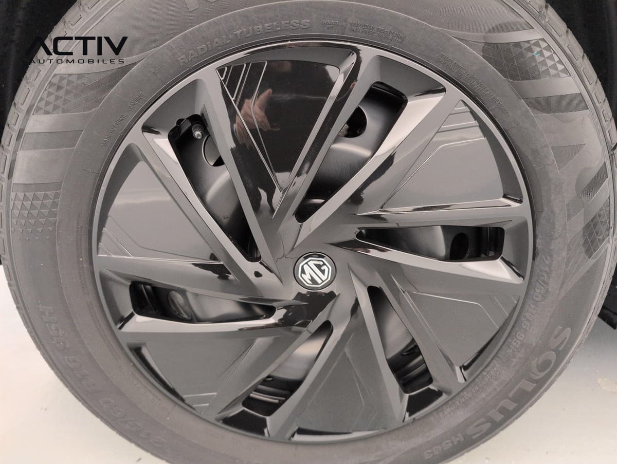 Mg ZS : roue avec enjoliveur aérodynamique noir brillant et pneu