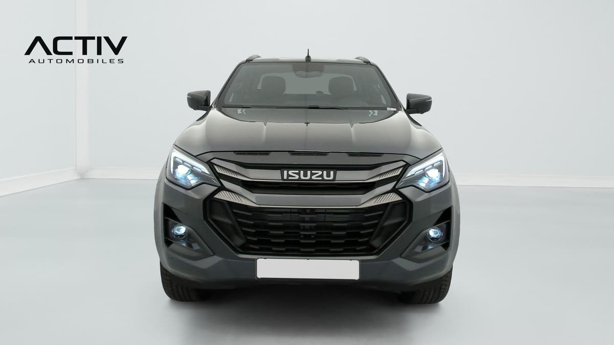 Isuzu D-MAX : face avant gris foncé avec calandre noire, optiques allumées et antibrouillards