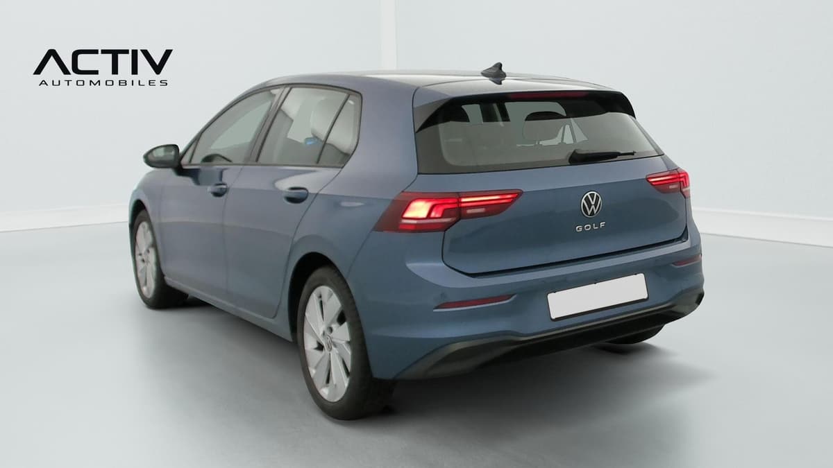 Volkswagen Golf 8 : vue arrière trois quarts gauche, berline bleue avec feux arrière à LED