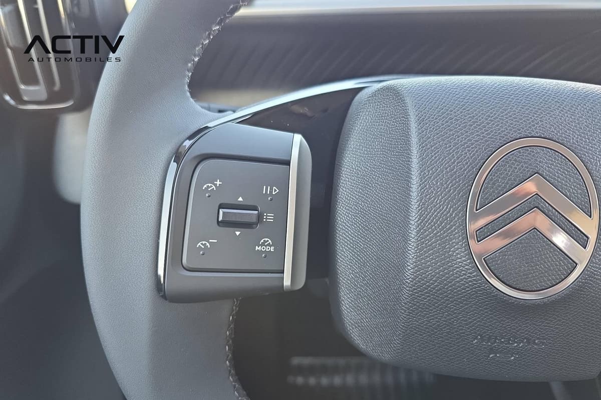 Citroën C3 Aircross : commandes du régulateur sur le volant gainé, près du moyeu