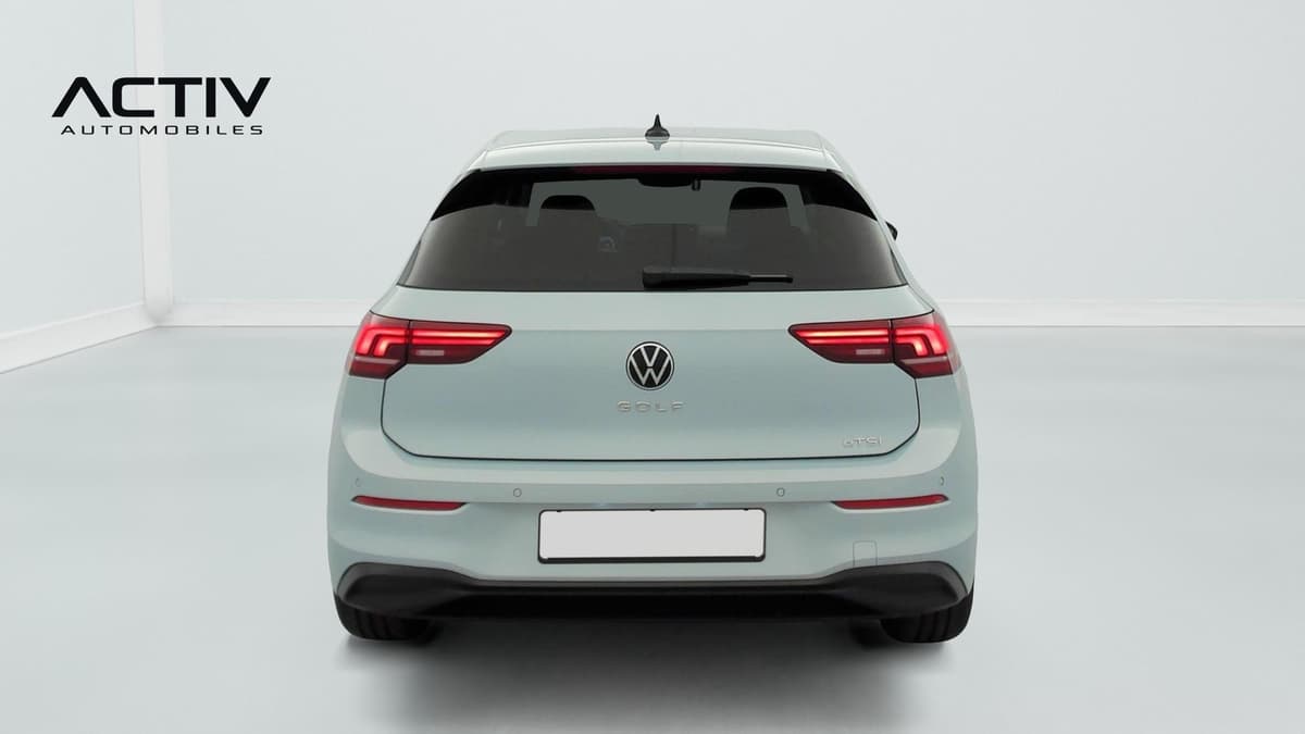 Volkswagen Golf 8 : face arrière avec feux à LED et capteurs de stationnement