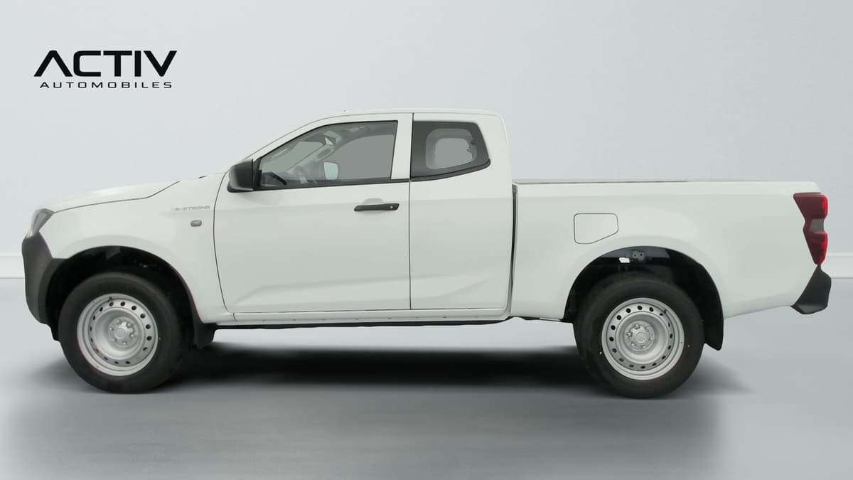 Isuzu D-MAX : profil gauche d'un pick-up blanc à cabine allongée avec plateau et jantes en tôle
