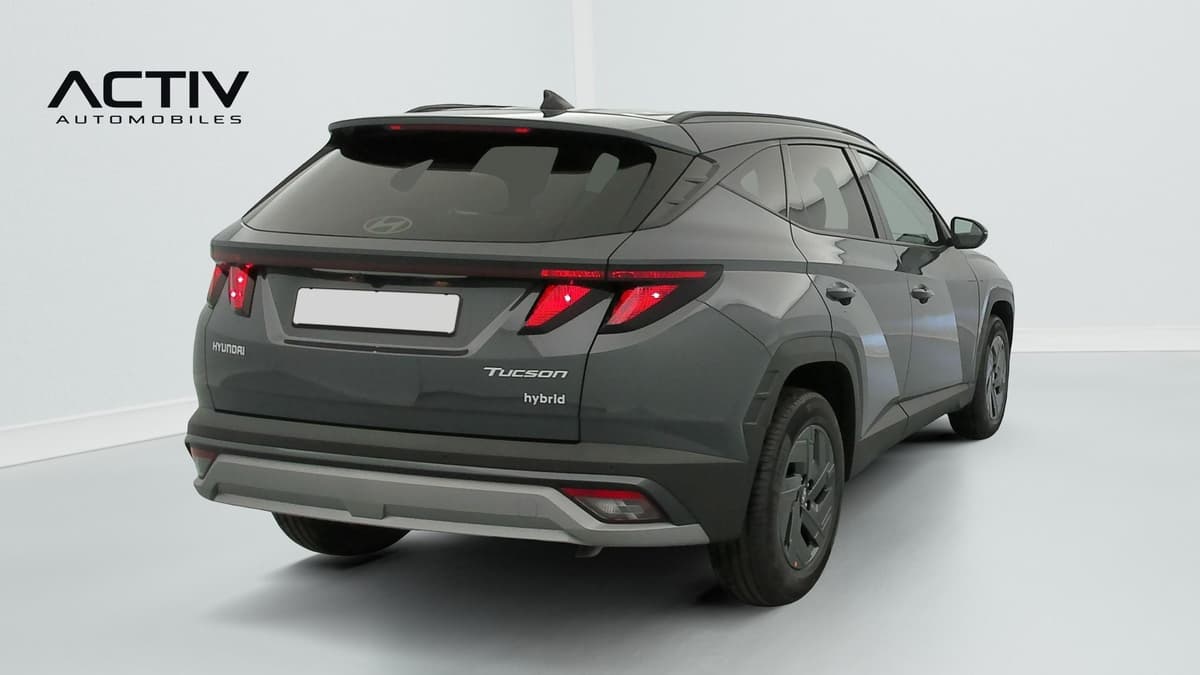 Hyundai Tucson : arrière trois quarts droit d'un SUV gris avec feux arrière et jante alliage