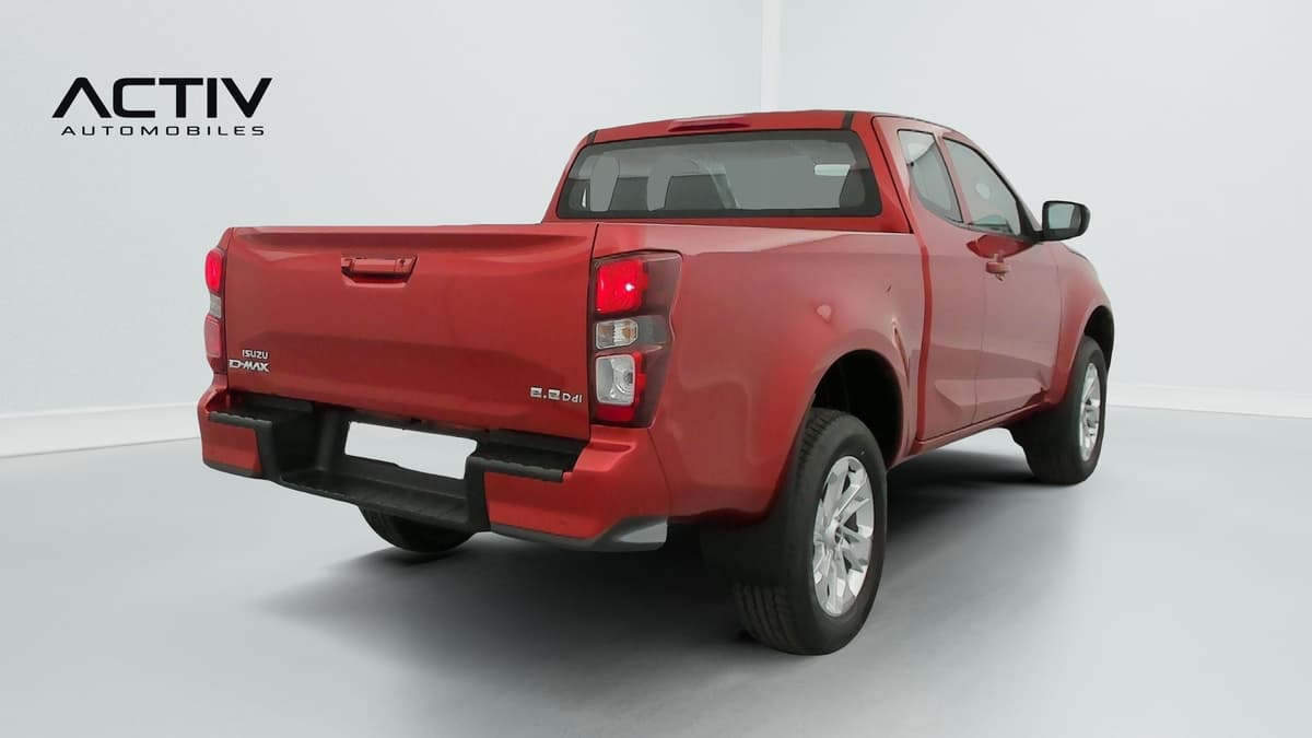 Isuzu D-MAX : pick-up vu de l'arrière trois quarts droit, hayon fermé et jante alliage