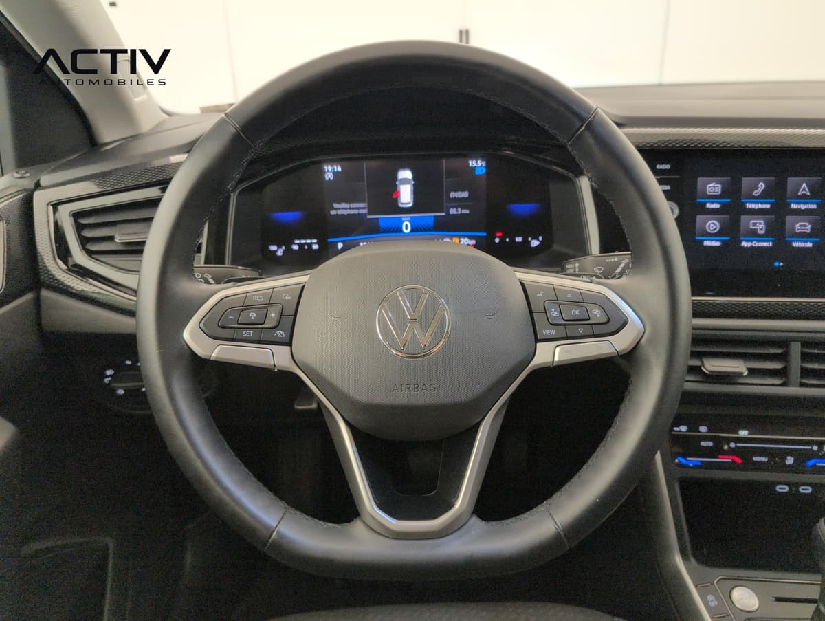 Volkswagen Taigo : volant multifonctions devant le combiné d'instruments digital