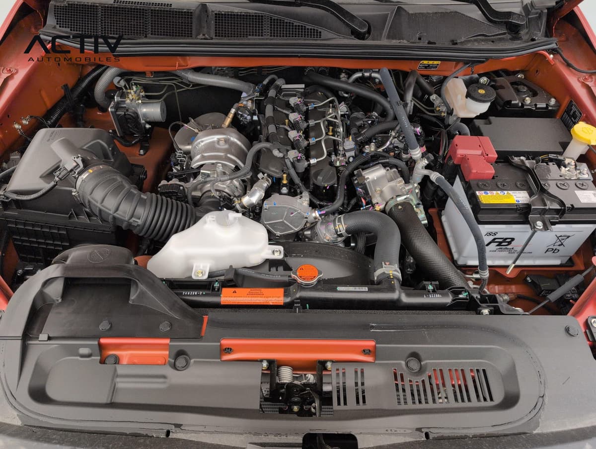 Isuzu D-MAX : compartiment moteur diesel propre avec batterie, filtre à air et vase d'expansion