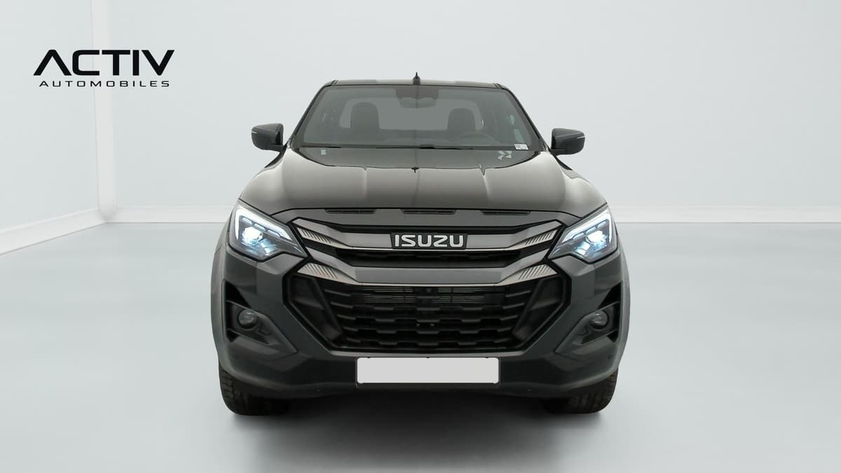 Isuzu D-MAX : face avant noire avec calandre, optiques allumés et feux antibrouillard