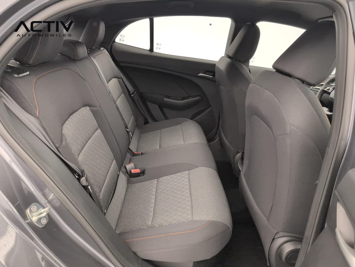 Mg MG3 : banquette arrière en tissu noir à surpiqûres orange vue par la portière ouverte